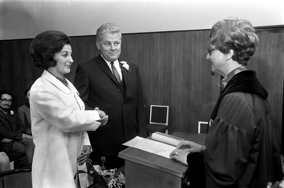 Huwelijk van Marga van Arnhem en Jan Kamlag. ambtenaar van Burgerlijke Stand Bet, Bestanddeelnr 922-8815