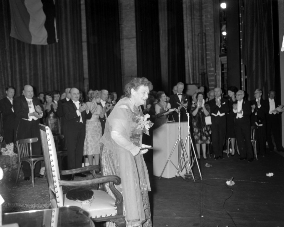 Huldiging Magda Janssens in Stadsschouwburg. Magda dankt voor hulde, Bestanddeelnr 913-1101