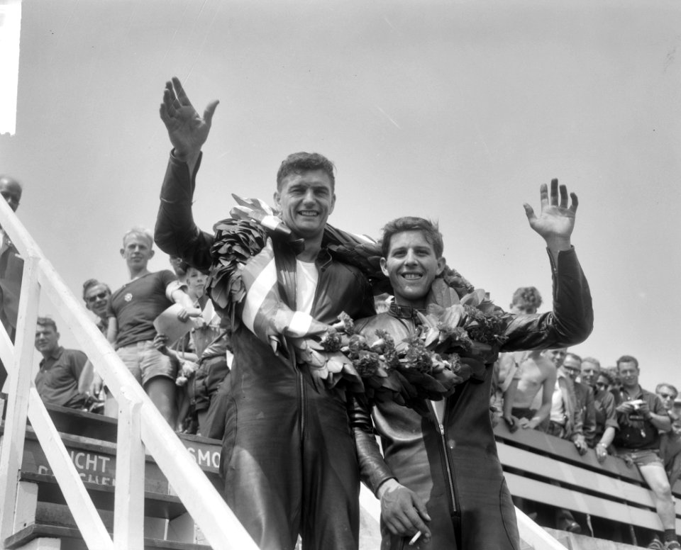 Huldiging links Jim Redman, rechts Phil Read, Bestanddeelnr 916-5923