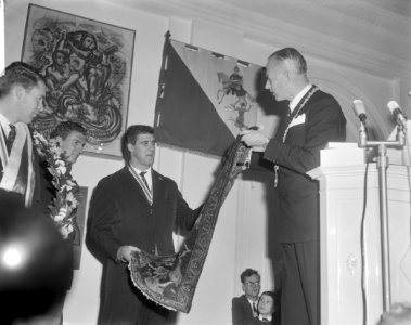 Huldiging Anton Geesink op stadhuis te Utrecht Geesink staat in het midden, Bestanddeelnr 917-1033
