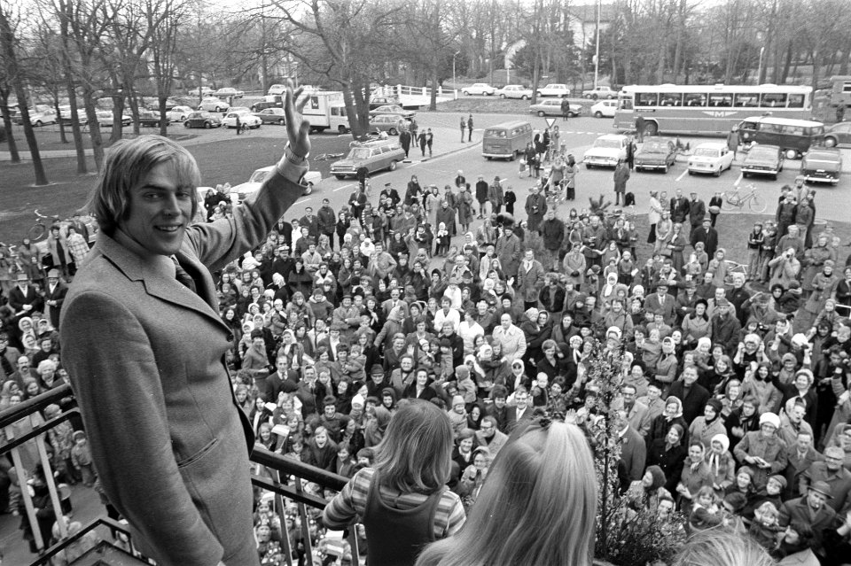 Huldiging Ard Schenk in Anna Paulowna Schenk wordt toegejuichd op het balkon v, Bestanddeelnr 925-4479