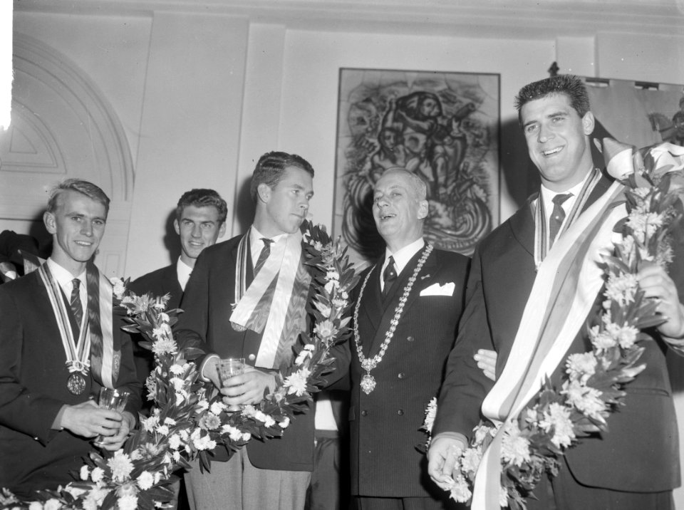 Huldiging Anton Geesink op stadhuis te Utrecht, v.l.n.r Bos (stuurman), Hartsuik, Bestanddeelnr 917-1026