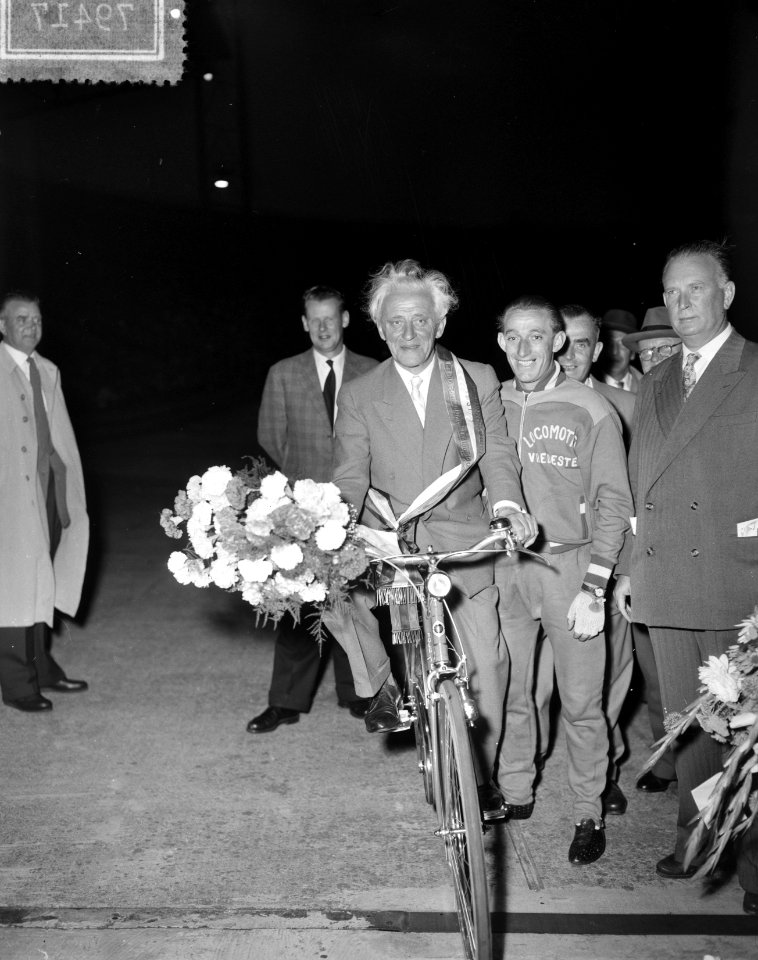 Huldiging oud stayer Cor Blekemolen Olympisch Stadion 25 jaar feest van stayer, Bestanddeelnr 907-9417