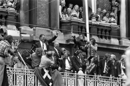 Huldiging op Leidseplein in Amsterdam spelers op balkon, Michels zwaaiend, Bestanddeelnr 927-3149