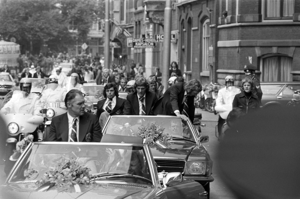 Huldiging op Leidseplein in Amsterdam rijtoer arriveert op Leidseplein, vooraan, Bestanddeelnr 927-3148