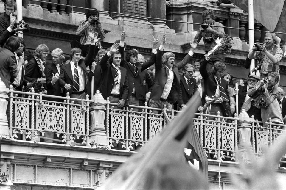 Huldiging op Leidseplein in Amsterdam spelers zwaaiend naar menigte, Bestanddeelnr 927-3152