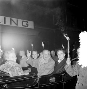Huldiging Cees Laseur, aankomst Centraal Station Amsterdam, Bestanddeelnr 906-0693