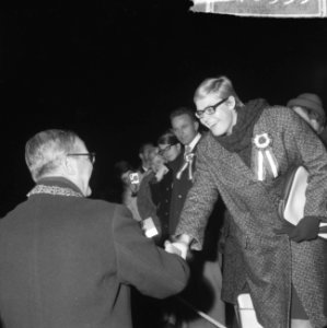 Huldiging Olympische ploeg, Ada Kok ontvangt boek van burgemeester Van Hall, Bestanddeelnr 917-0935