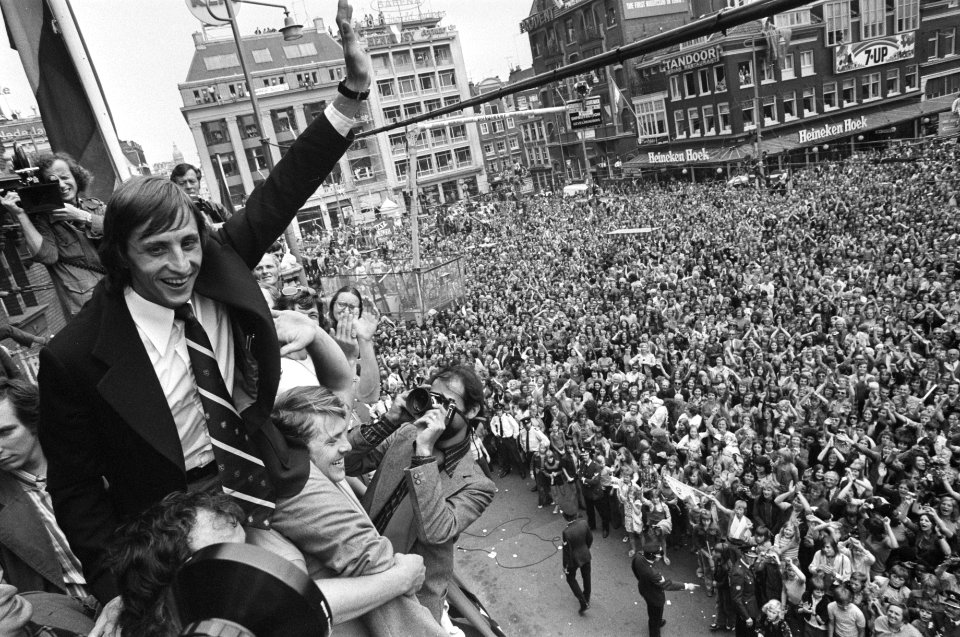 Huldiging op Leidseplein in Amsterdam Cruijff wordt toegejuichd, Bestanddeelnr 927-3143