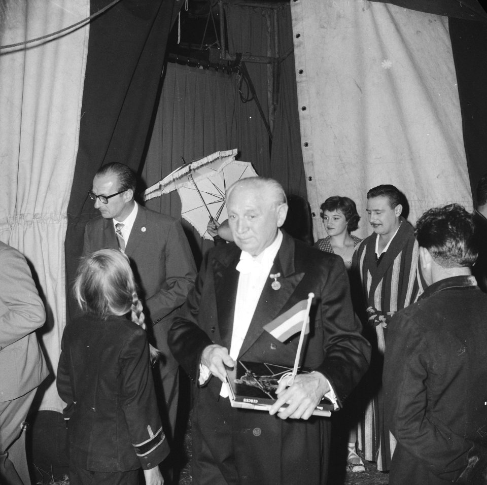 Huldiging hr William Wilke in circus Boltini Dhr Wilke bij verlaten van de te, Bestanddeelnr 912-7601