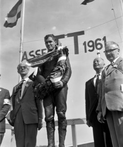 Huldiging Gary Hocking (Rhodesië) winnaar 500cc race met bloemen, Bestanddeelnr 912-6399