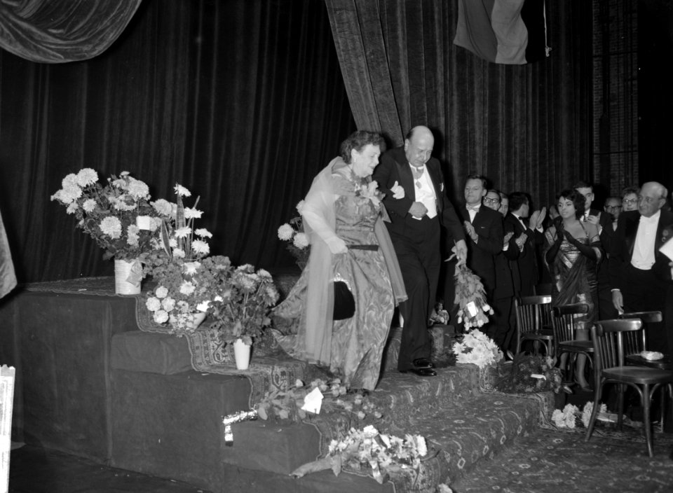 Huldiging Magda Janssens in Stadsschouwburg. Albert van Dalsum leidt Magda Janss, Bestanddeelnr 913-1103