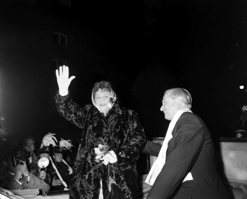 Huldiging Magda Janssens in Stadsschouwburg. Magda Janssens in caleche, Bestanddeelnr 913-1105