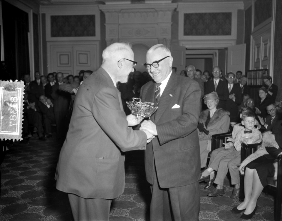 Huldiging dr. Kortenhorst ( 70 jaar ). Aanbieding schilderij, Bestanddeelnr 908-1387