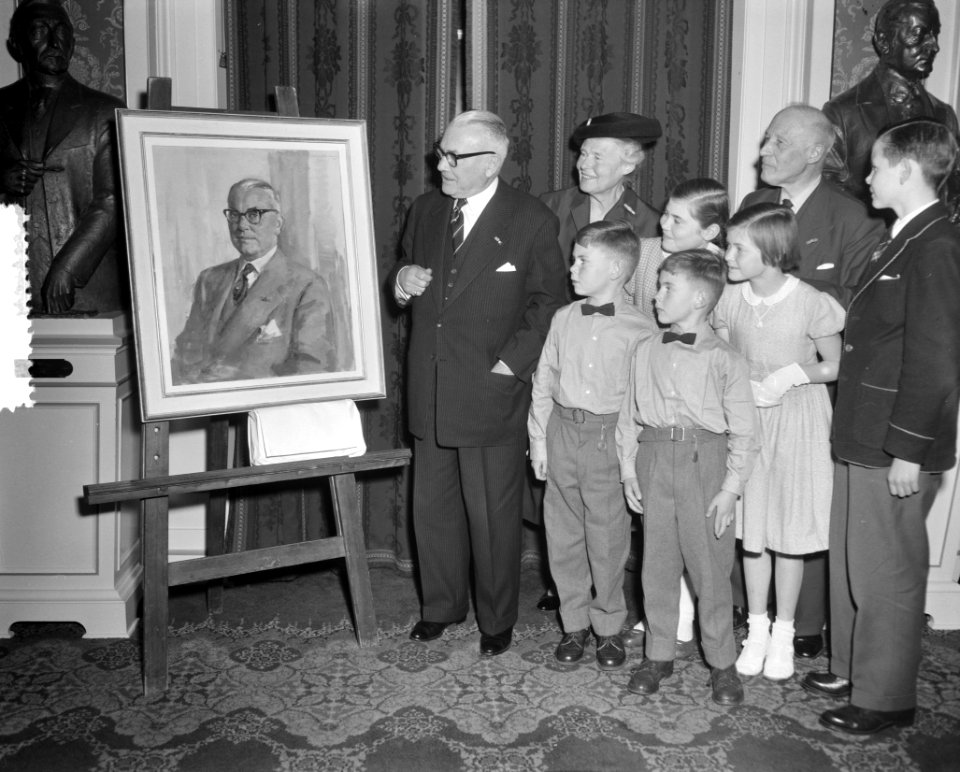Huldiging dr. Kortenhorst ( 70 jaar ). Aanbieding schilderij, Bestanddeelnr 908-1384