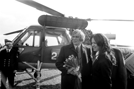 Huldiging Ard Schenk in Anna Paulowna Schenk bij het publiek (ook spandoek), Bestanddeelnr 925-4482