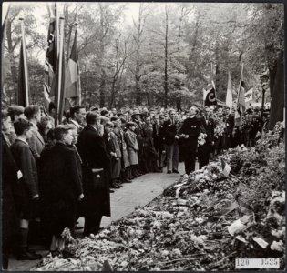 Hulde aan de nagedachtenis van de slachtoffers die gevallen zijn voor de aanslag, Bestanddeelnr 120-0535