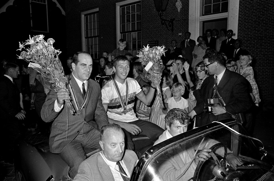 Huldiging Piet de Wit in Wormer. Hier samen met Noppi Koch in auto, Bestanddeelnr 920-6449
