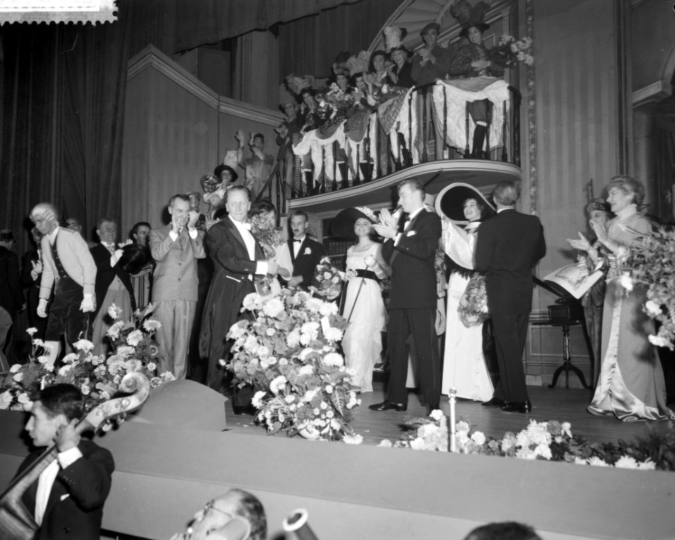 Huldiging spelers My fair lady na premier te Rotterdam, Bestanddeelnr 911-6394