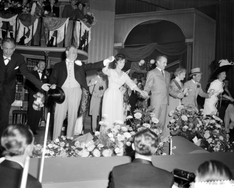 Huldiging spelers My fair lady na premier te Rotterdam v.l.n.r. Joh. Kaart , M, Bestanddeelnr 911-6396