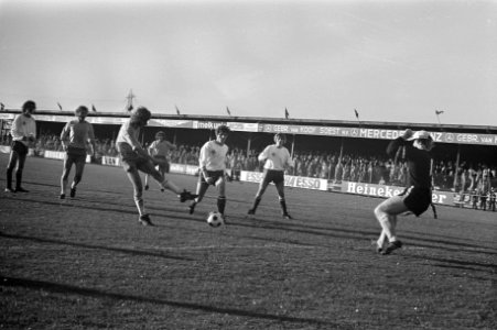 HVC tegen Volewijckers 0-2, Jongens scoort tweede doelpunt, Bestanddeelnr 925-9864