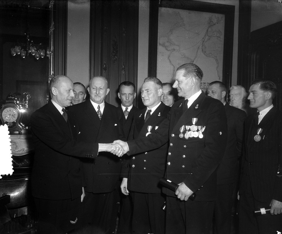 Huldiging redders NZHRM te Rotterdam, Bestanddeelnr 904-9971