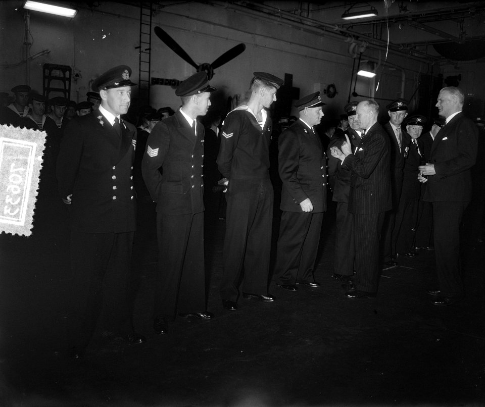 Huldiging redders Gott aan boord Hr. Ms. Karel Doorman, Bestanddeelnr 907-0633