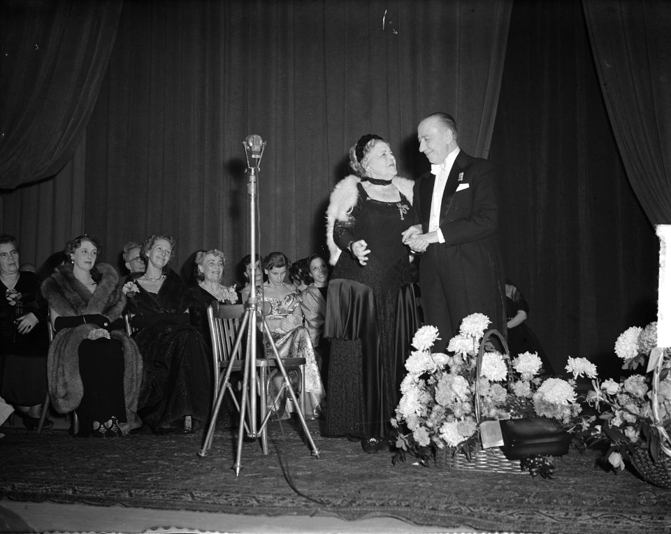 Huldiging Cor Ruys in Stadsschouwburg Rika Hoppen, Bestanddeelnr 904-2870