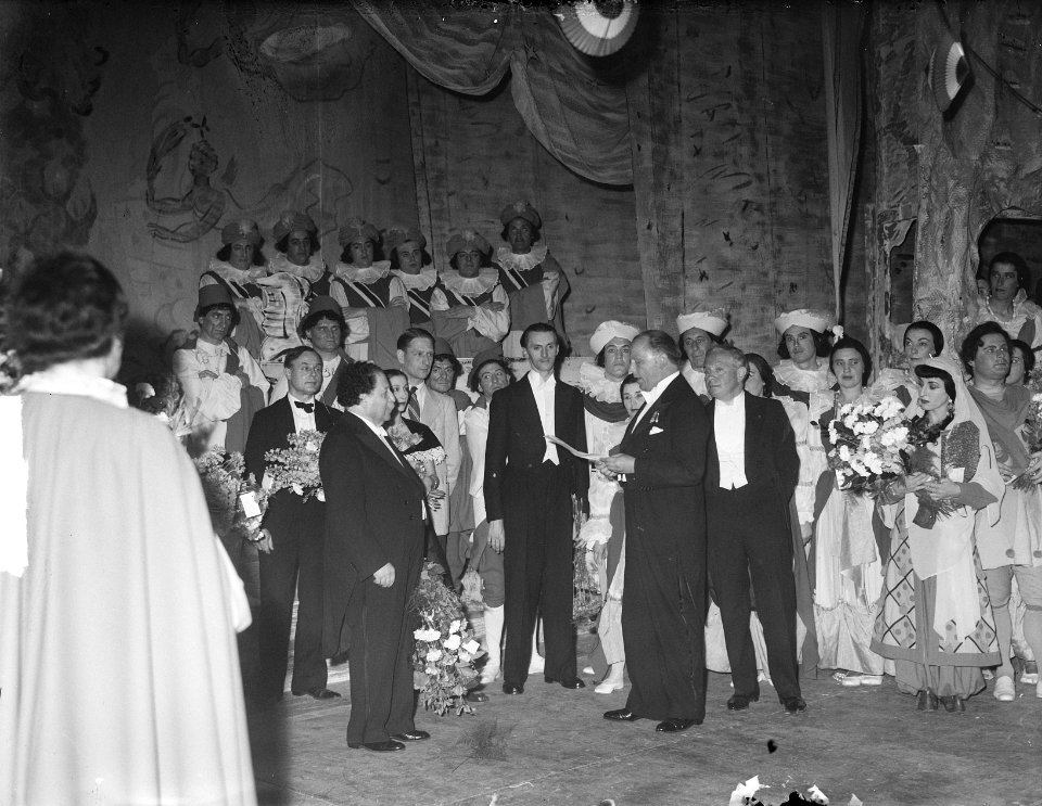 Huldiging Pierre Monteux in Stadsschouwburg t.g.v. 75ste verjaardag, Bestanddeelnr 904-0240
