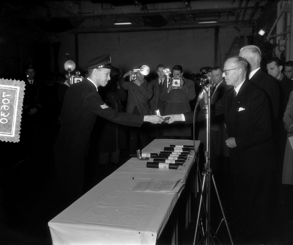 Huldiging redders Gott aan boord Hr. Ms. Karel Doorman, Bestanddeelnr 907-0630
