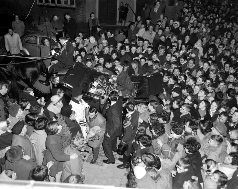 Huldiging Henk van der Grift in Breukelen. Met verloofde, Bestanddeelnr 913-5467