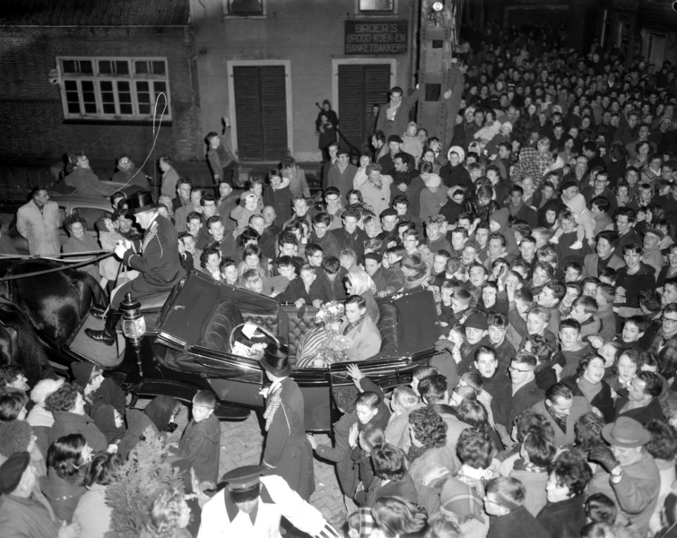 Huldiging Henk van der Grift in Breukelen. Met verloofde, Bestanddeelnr 913-5466