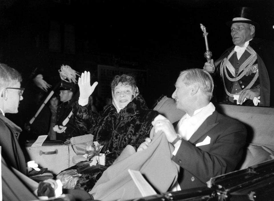 Huldiging Magda Janssens in Stadsschouwburg. Magda Janssens in caleche, Bestanddeelnr 913-1104