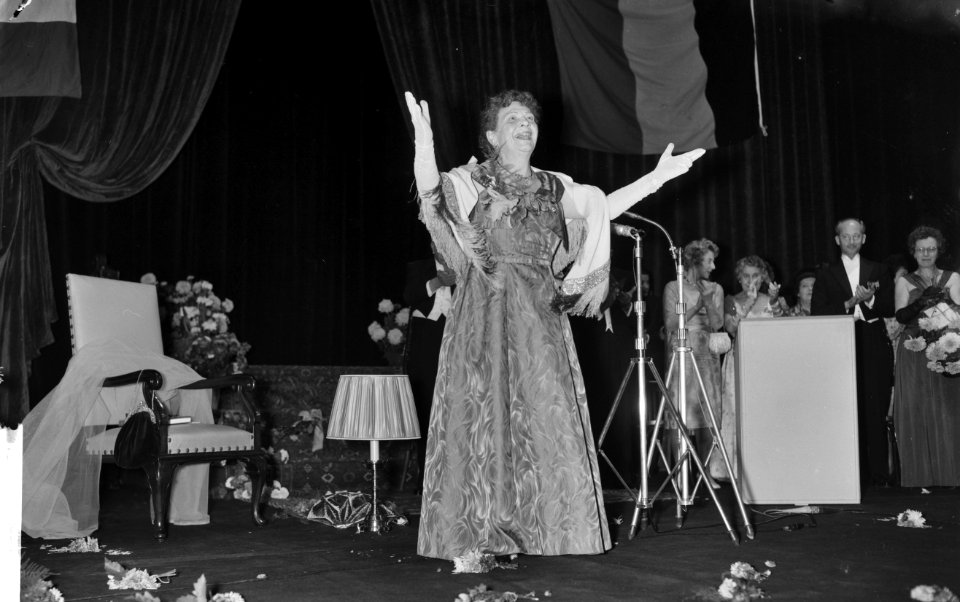 Huldiging Magda Janssens in Stadsschouwburg. Magda dankt voor hulde, Bestanddeelnr 913-1102