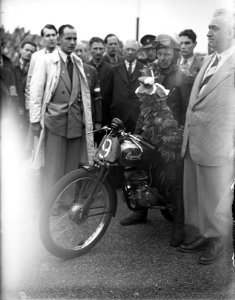Huldiging Dick Renooy (winnaar 125cc), Bestanddeelnr 902-8173