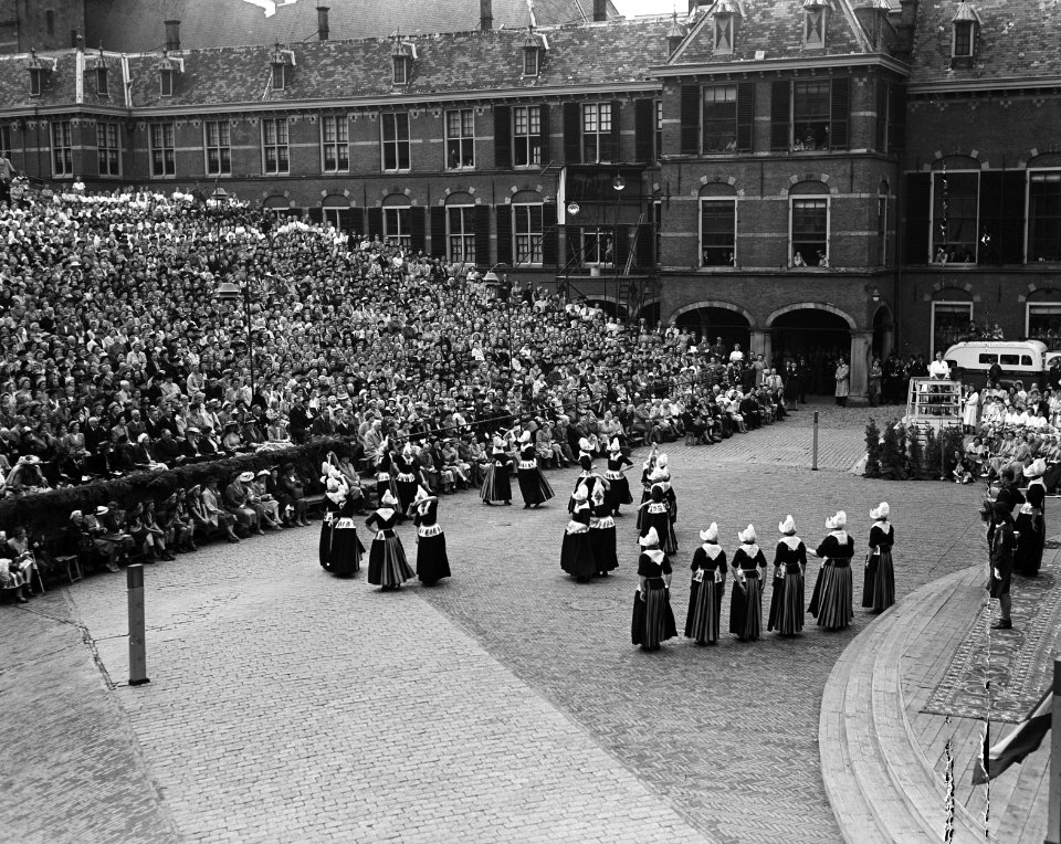 Huldebetoon van de Nederlandse Vrouwen voor prinses Juliana op het Binnenhof in , Bestanddeelnr 900-0089