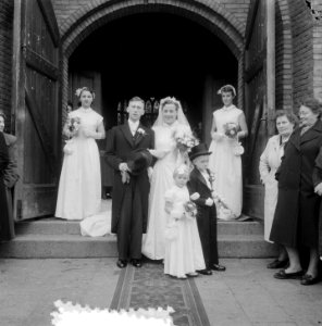 Huwelijk zwemster Lies Bonnier met Chris Burg , Den Bosch, Bestanddeelnr 906-1125
