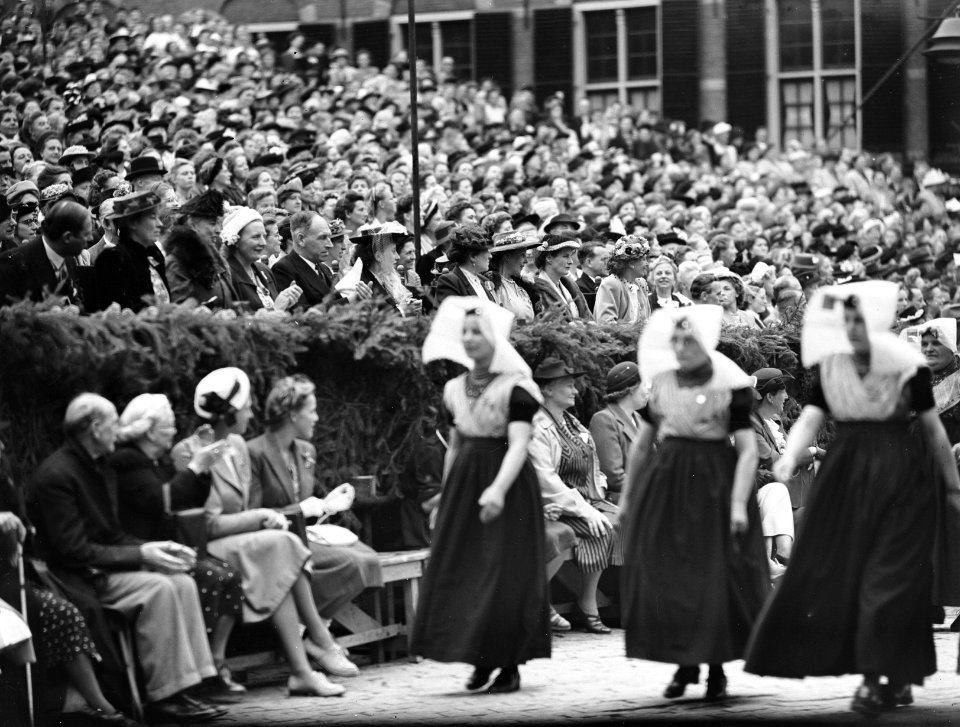 Huldebetoon van de Nederlandse Vrouwen voor prinses Juliana op het Binnenhof in , Bestanddeelnr 900-0092