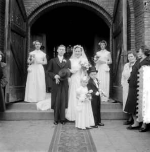 Huwelijk zwemster Lies Bonnier met Chris Burg , Den Bosch, Bestanddeelnr 906-1126