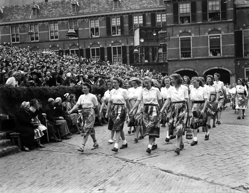 Huldebetoon van de Nederlandse Vrouwen voor prinses Juliana op het Binnenhof in , Bestanddeelnr 900-0090