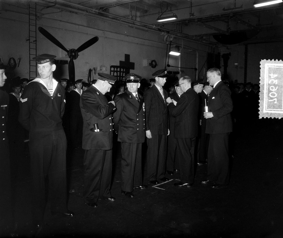 Huldiging redders Gatt aan boord Hr. Ms. Karel Doorman, Bestanddeelnr 907-0634
