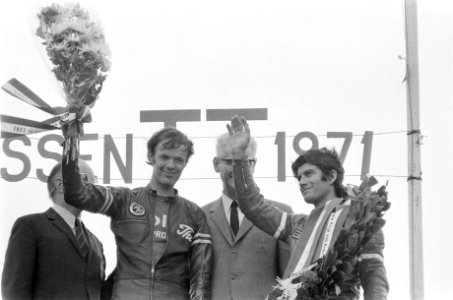 Huldiging 350cc. links Theo Bult (beste Nederlander op 3e plaats) en Giacomo Ago, Bestanddeelnr 924-6801
