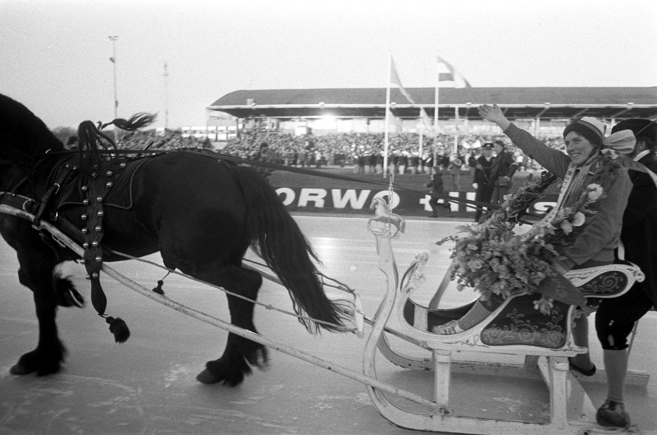 Huldiging Atje Keulen Deelstra ererondje op een door een paard getrokken slede, Bestanddeelnr 927-0242