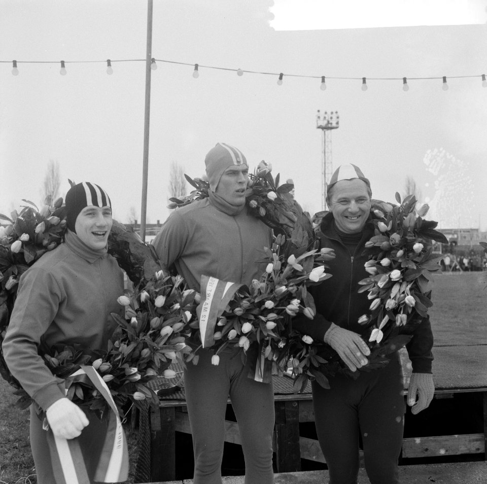 Huldiging schaatsploeg op Jaap Edenbaan te Amsterdam, v.l.n.r. Verkerk, Schenk, , Bestanddeelnr 918-9098