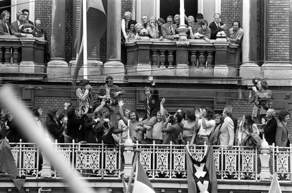 Huldiging op Leidseplein in Amsterdam spelers op balkon, Michels zwaaiend, Bestanddeelnr 927-3151