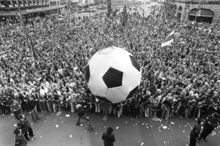 Huldiging op Leidseplein in Amsterdam grote menigte met enorme bal bij de Stads, Bestanddeelnr 927-3144 photo
