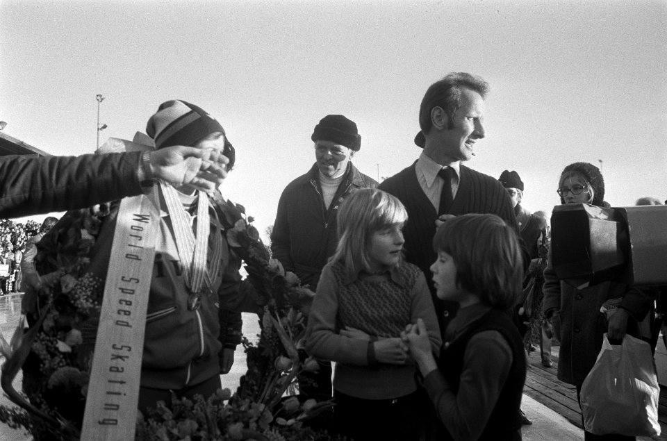 Huldiging Atje Keulen Deelstra de kampioene met man en kinderen, Bestanddeelnr 927-0243