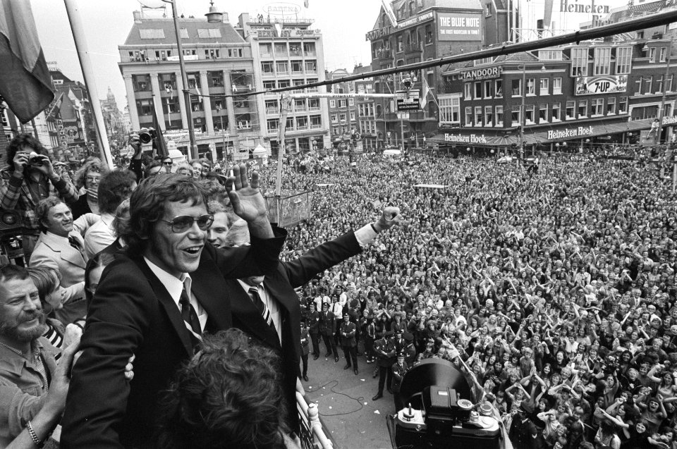 Huldiging op Leidseplein in Amsterdam Jan Jongbloed zwaait naar menigte voor St, Bestanddeelnr 927-3142