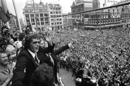Huldiging op Leidseplein in Amsterdam Jan Jongbloed zwaait naar menigte voor St, Bestanddeelnr 927-3142