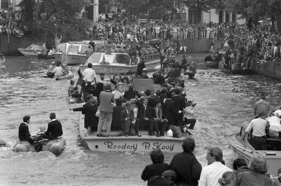 Huldiging Nederlands elftal na Europees kampioenschap 1988 te Munchen in Amsterd, Bestanddeelnr 934-2742